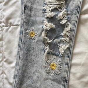 Adorable PacSun jeans, cotton, embroidered with daisies, distressed Mom Jean